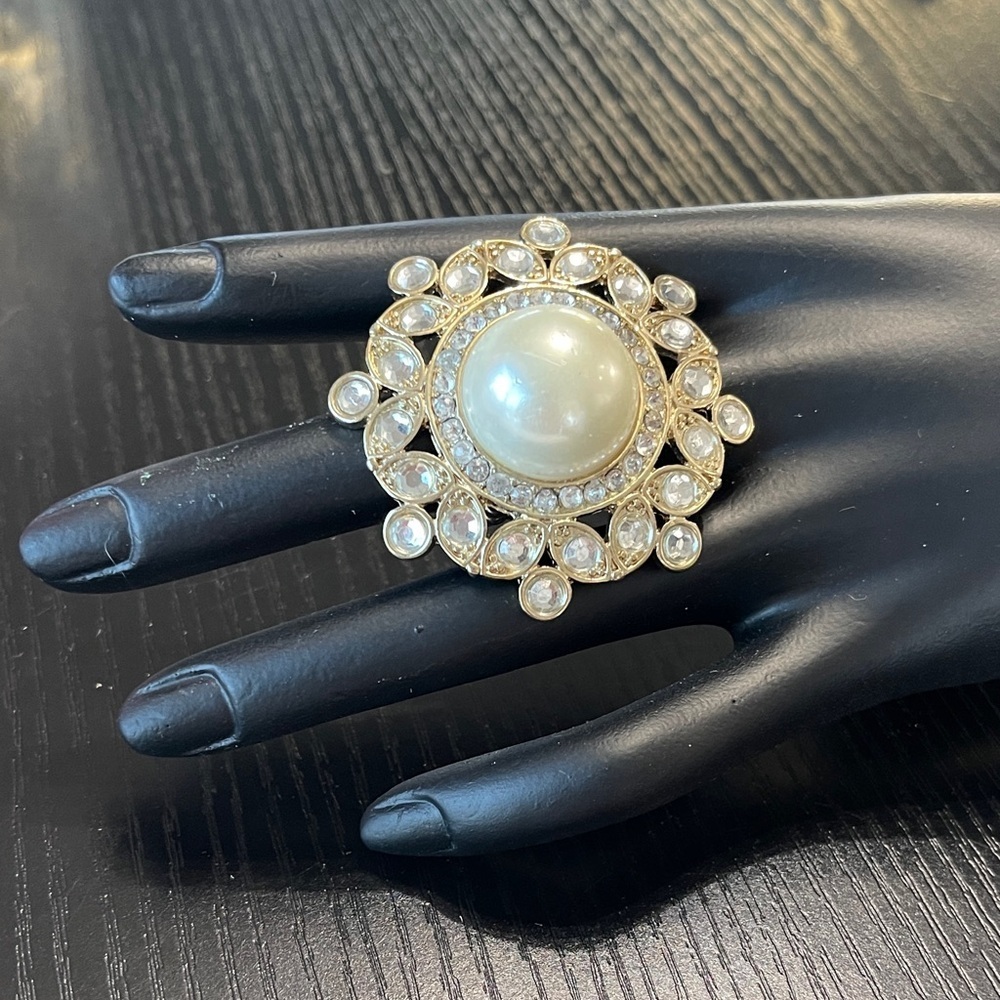 Elegant Gold and Pearl Statement Stretch  Ring